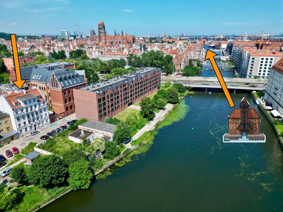 Property building, Nearby landmark, Day, Neighbourhood, Bird's eye view, City view, River view, Location
