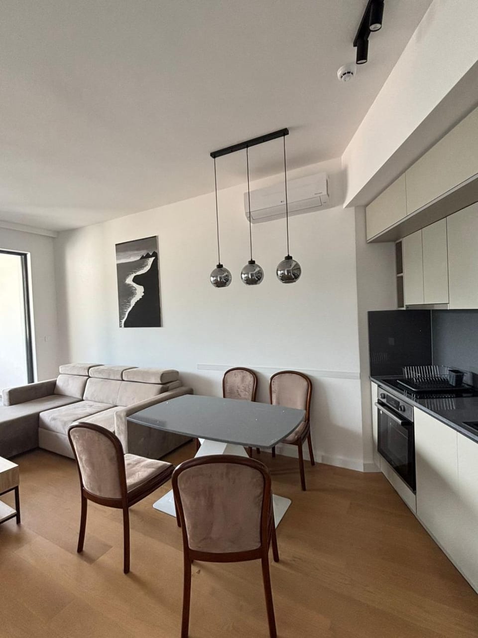 TV and multimedia, Kitchen or kitchenette, Living room, Seating area, Dining area