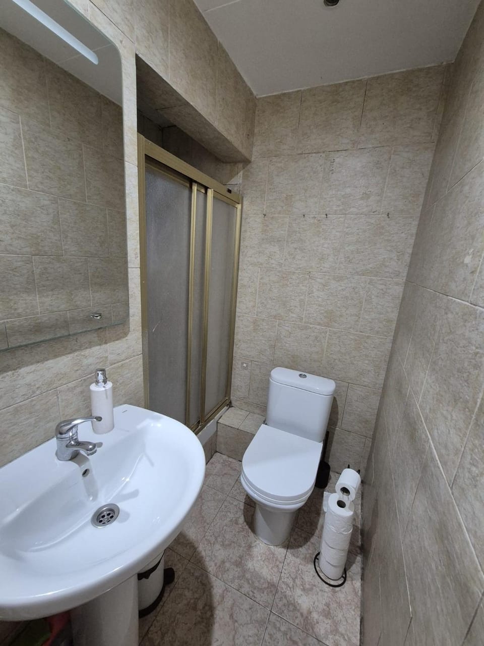 Shower, Toilet, Bathroom, bidet, towels