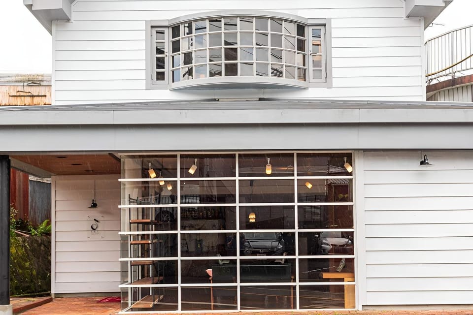 Property building, Facade/entrance, Day