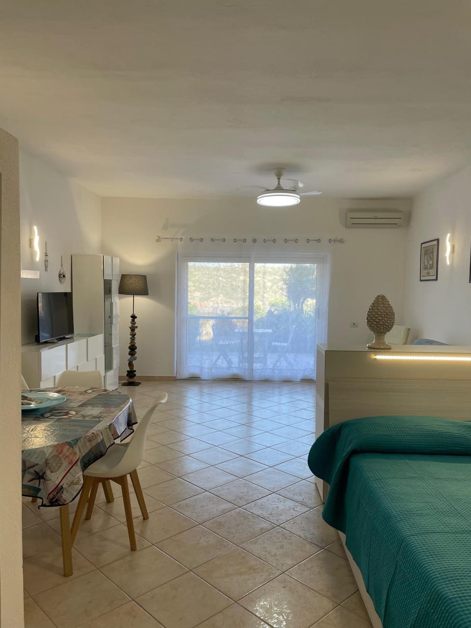 Bed, Living room