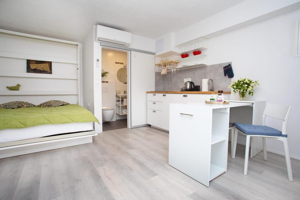 Bed, Kitchen or kitchenette, Photo of the whole room, Dining area