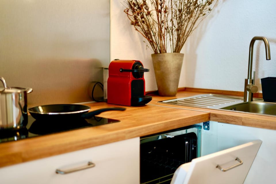 Coffee/tea facilities, Kitchen or kitchenette, stove