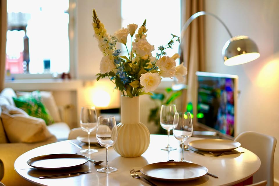 Living room, Food and drinks, Seating area, Dining area, Food, Drinks