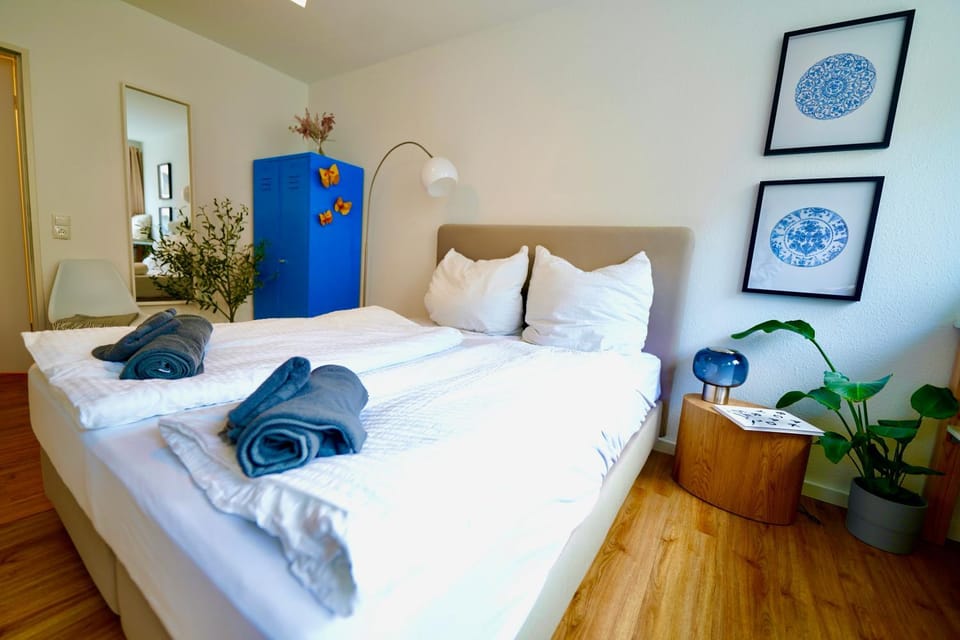 Bed, Photo of the whole room, Bedroom, towels