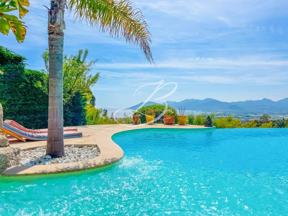 Villa Bleu Rivage - Piscine Cannes Vue panoramique Jacuzzi Villa in Cannes