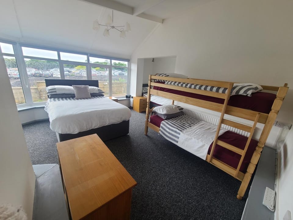 Oakwood Airport Accommodation Bed and Breakfast in Wales