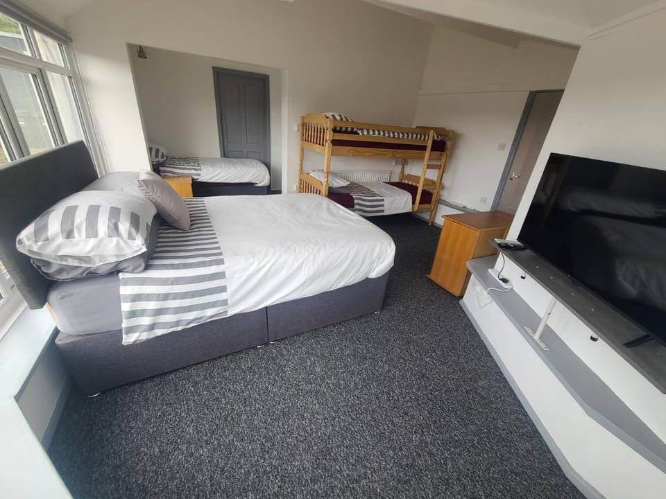 Oakwood Airport Accommodation Bed and Breakfast in Wales
