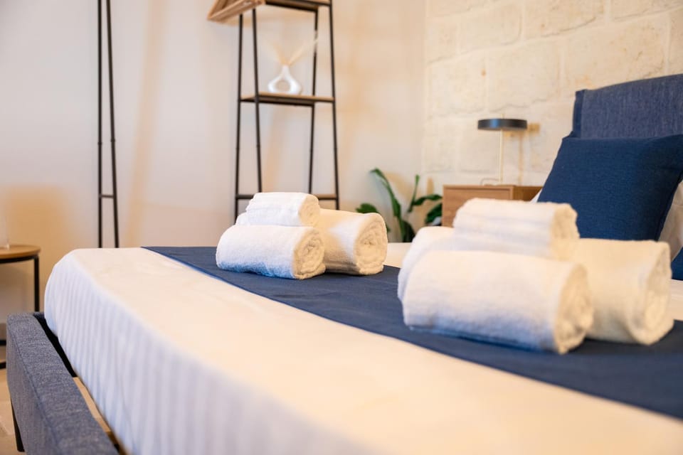 Bed, towels