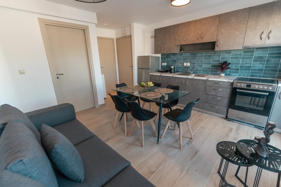 Kitchen or kitchenette, Living room, Seating area, Dining area