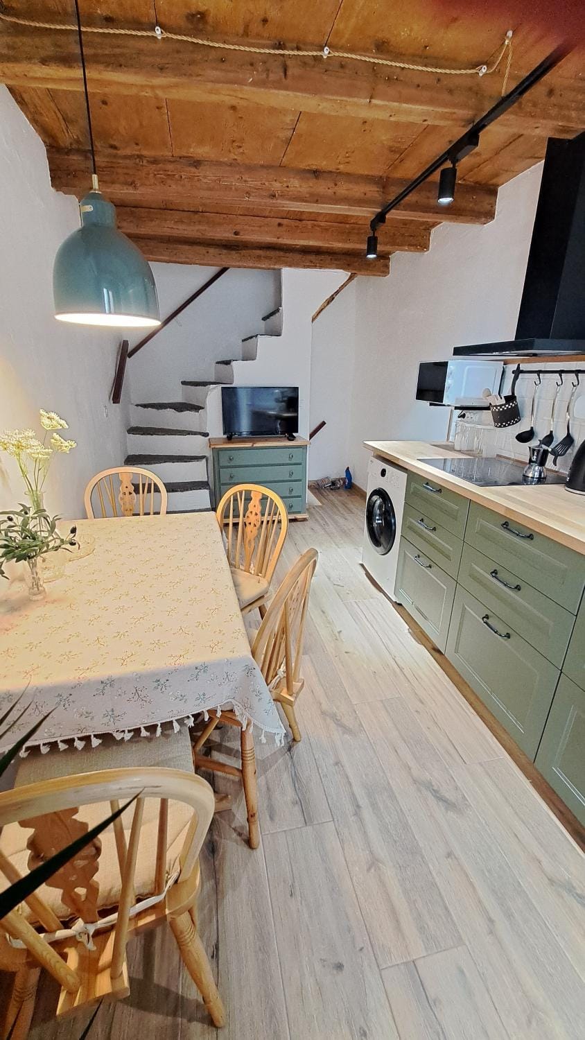 Kitchen or kitchenette, Dining area, stove