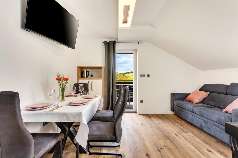 TV and multimedia, Kitchen or kitchenette, Living room, Seating area, Dining area