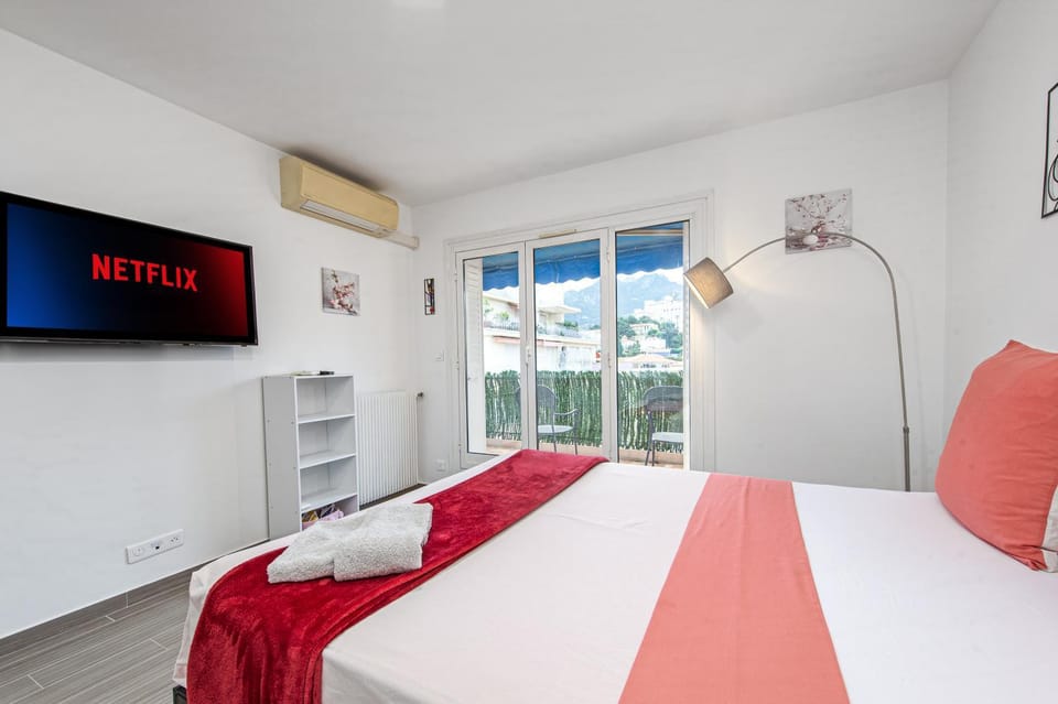 Bed, TV and multimedia, Balcony/Terrace, Photo of the whole room, Bedroom, towels, air conditioner