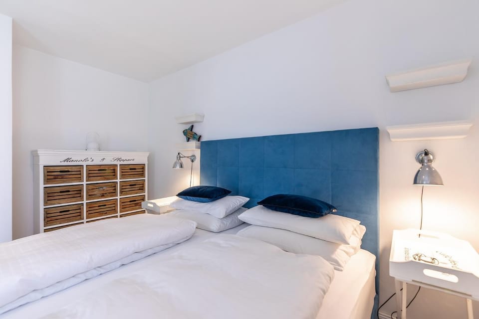 Bed, Photo of the whole room, Decorative detail, Bedroom