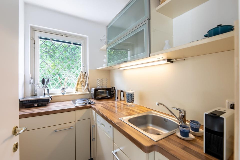 Coffee/tea facilities, Kitchen or kitchenette, Decorative detail, dishwasher, stove, toaster, kitchen