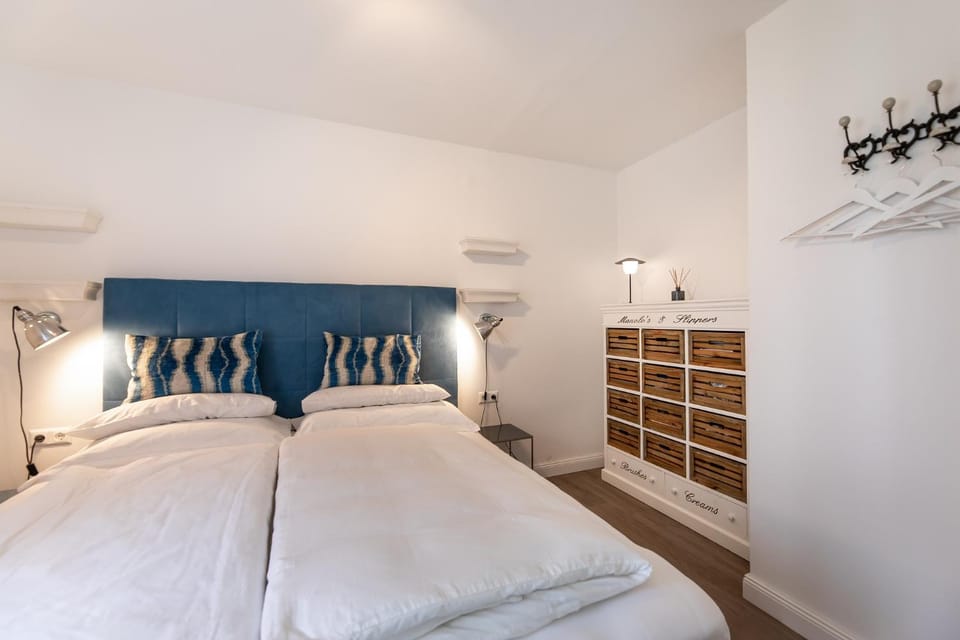Bed, Photo of the whole room, Decorative detail, Bedroom