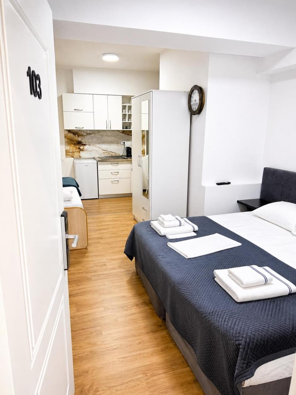 Bed, Kitchen or kitchenette, Living room, Photo of the whole room, Bedroom, towels
