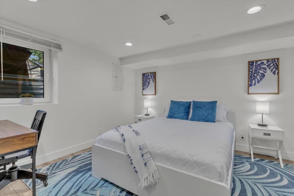 Bed, Photo of the whole room, Decorative detail, Bedroom
