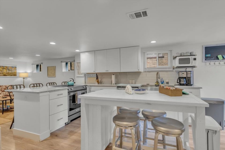 Kitchen or kitchenette, Seating area, Dining area