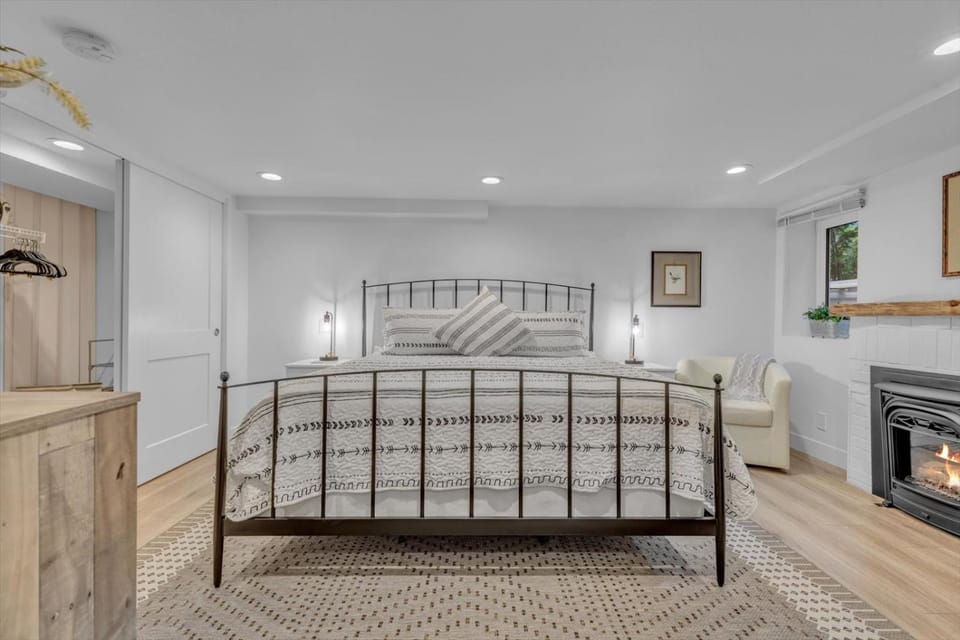 Bed, Photo of the whole room, Seating area, Bedroom, fireplace