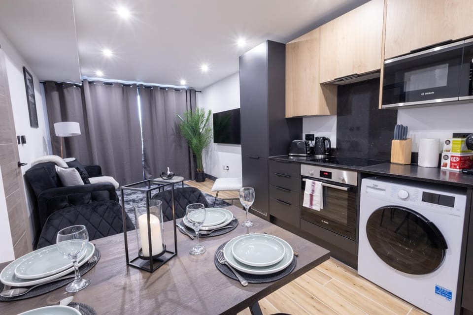 TV and multimedia, Kitchen or kitchenette, Living room, Seating area, Dining area, microwave, oven, stove, toaster, washing machine