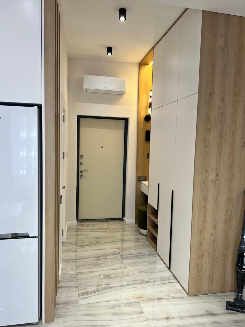 Lounge or bar, wardrobe, air conditioner