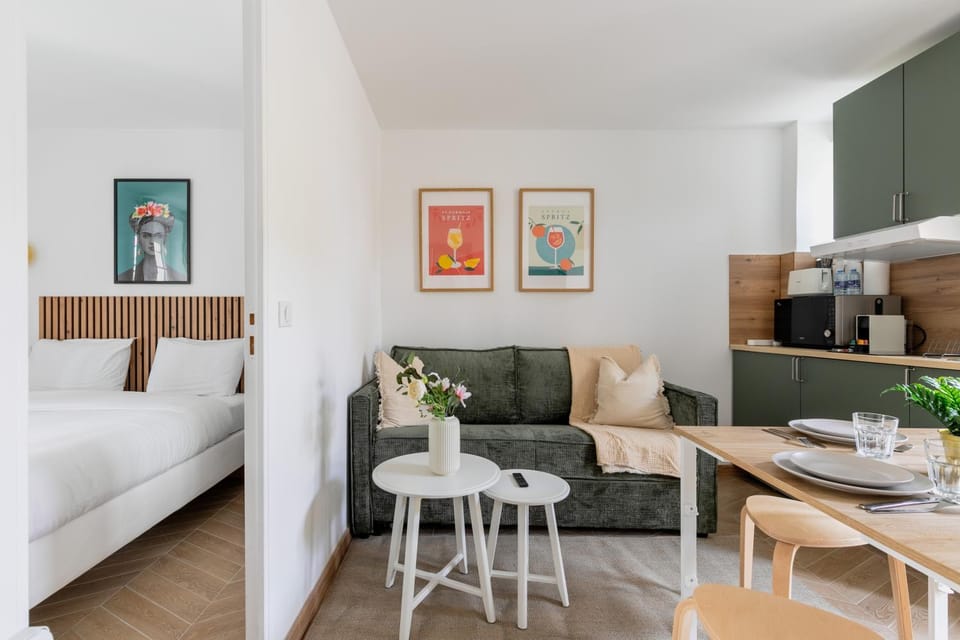 Bed, Kitchen or kitchenette, Living room, Seating area, Dining area