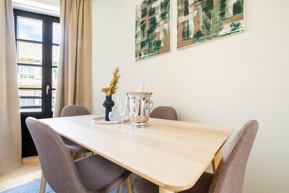 Art Deco 31 Luxury 2BR Apartment Downtown Metro AC Apartment in Porto
