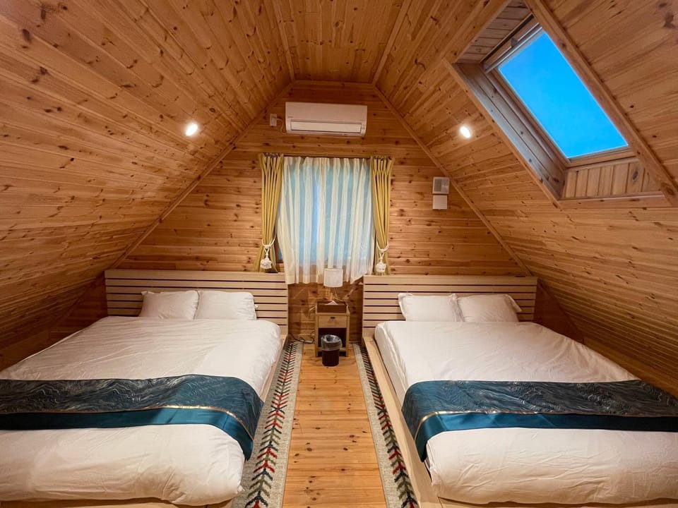 Bed, Photo of the whole room, Bedroom, air conditioner