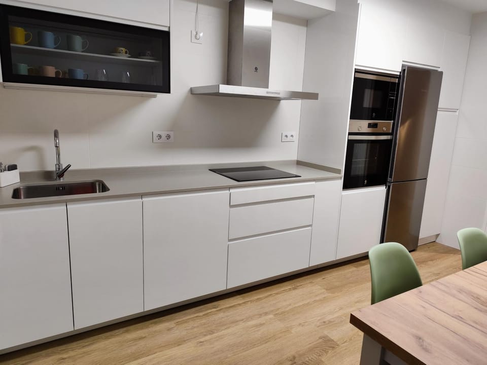 Coffee/tea facilities, Kitchen or kitchenette, dishwasher, microwave, oven, storage, stove, toaster