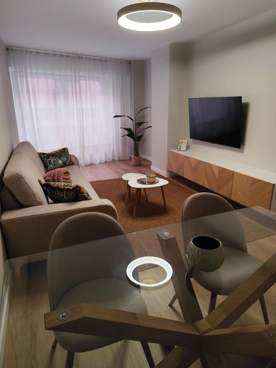 Communal lounge/ TV room, TV and multimedia, Living room, Seating area, Dining area