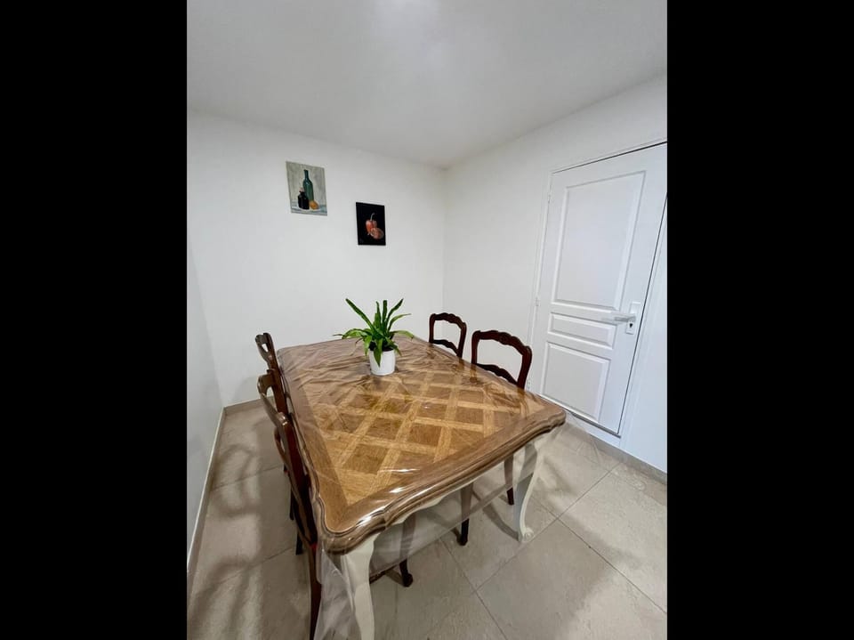 Seating area, Dining area
