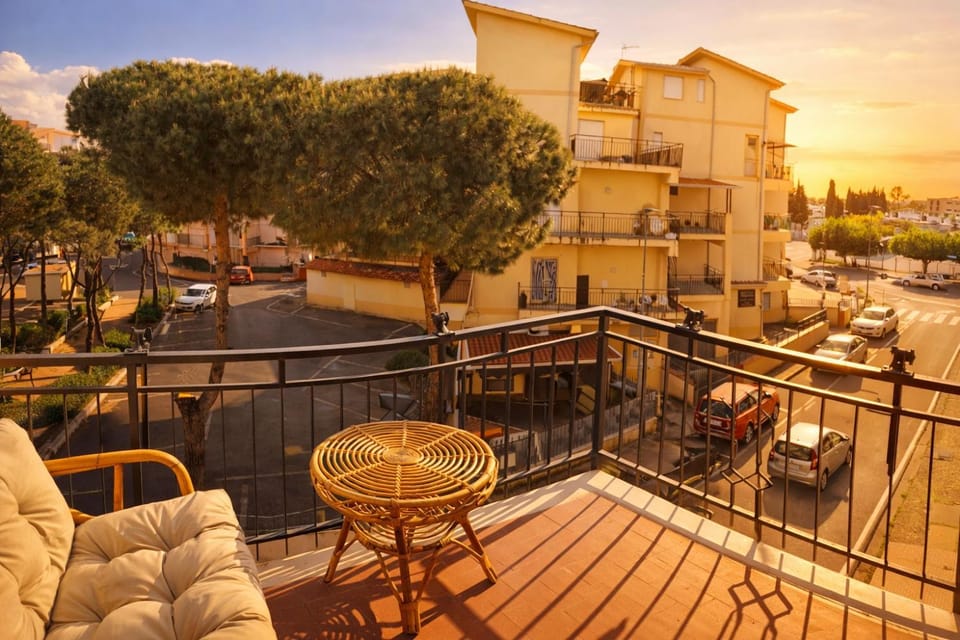 Patio, Facade/entrance, Neighbourhood, View (from property/room), Balcony/Terrace, Evening entertainment, Street view, Parking