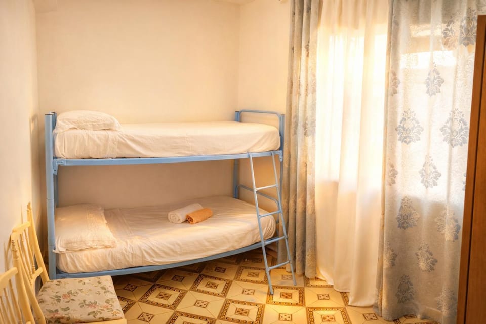 Bed, Bedroom, bunk bed, towels