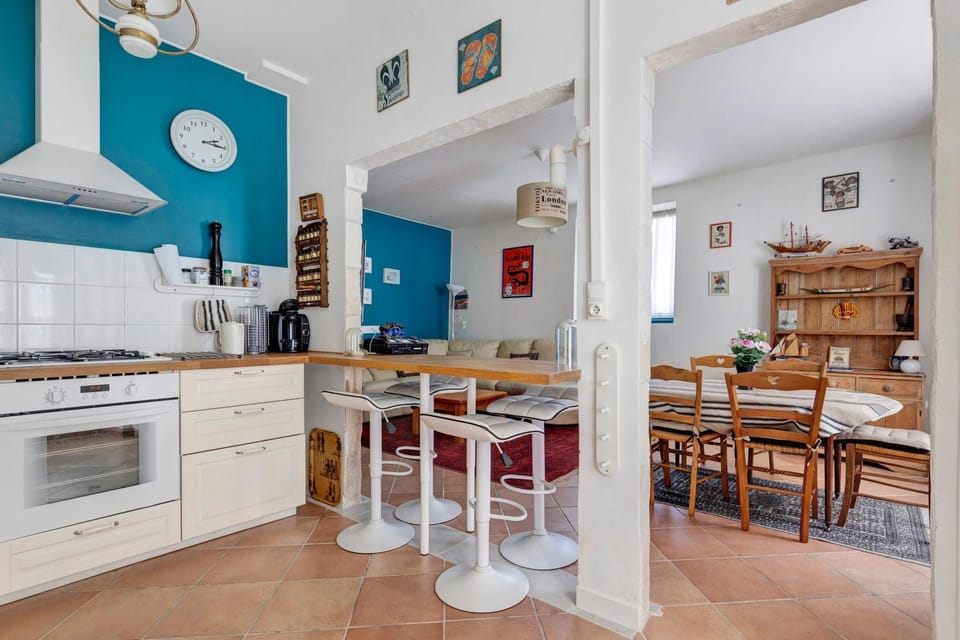 Property building, Kitchen or kitchenette, Living room