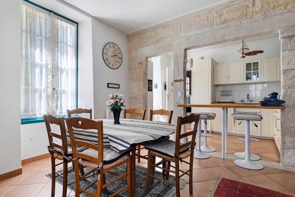 Property building, Kitchen or kitchenette, Living room