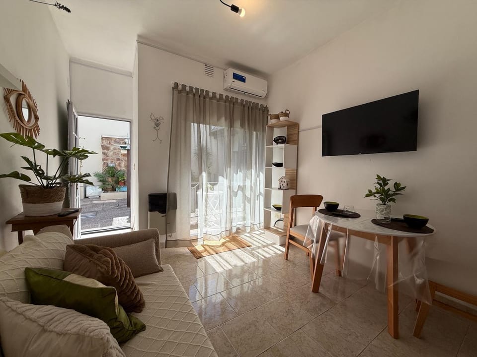 TV and multimedia, Living room, Seating area, Dining area, air conditioner