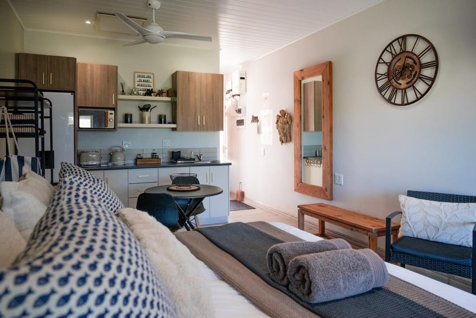 Bed, Kitchen or kitchenette, Seating area, Dining area