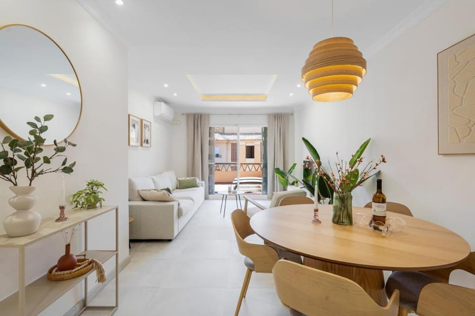 New modern apartment, 2BR, pool, Flores del Golf Apartment in Sitio de Calahonda