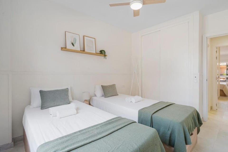 New modern apartment, 2BR, pool, Flores del Golf Apartment in Sitio de Calahonda