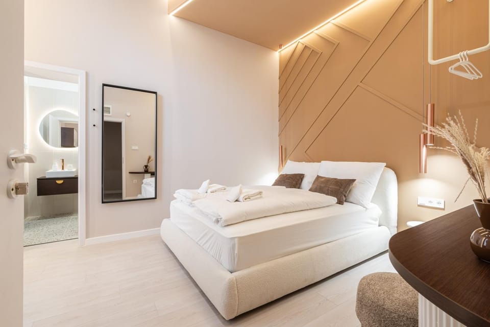 Bed, Photo of the whole room, Bedroom, towels