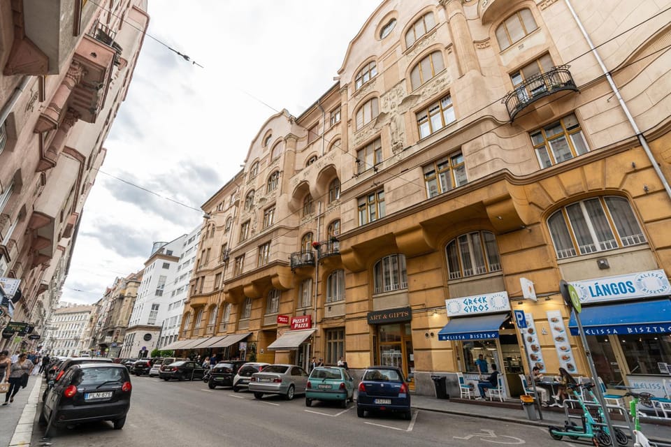 Property building, Day, Neighbourhood, Street view, Location