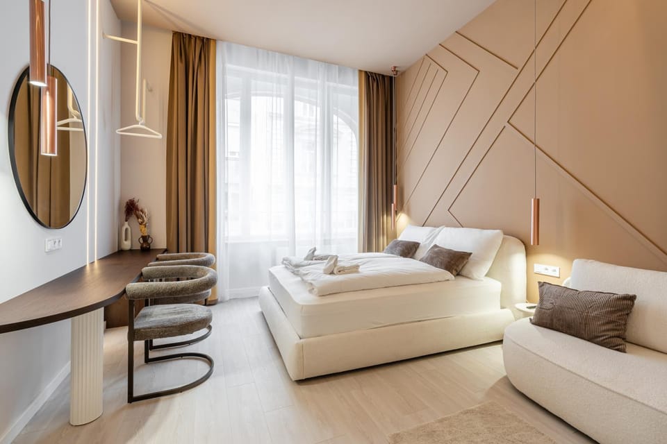 Bed, Living room, Photo of the whole room, Seating area, Bedroom