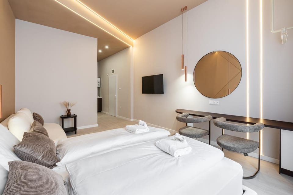 Bed, TV and multimedia, Living room, Photo of the whole room, Seating area, Bedroom, Family