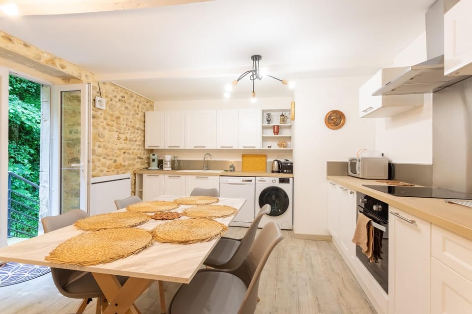 Property building, Kitchen or kitchenette, Living room