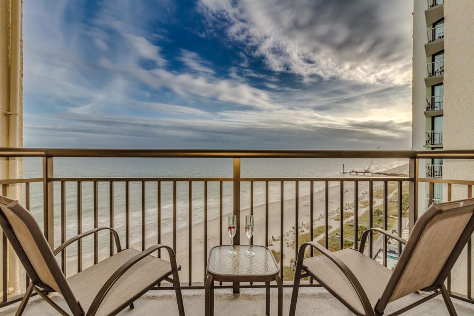 Stunning Oceanfront Studio Suite, Dogs OK! 1228 Apartment in Myrtle Beach