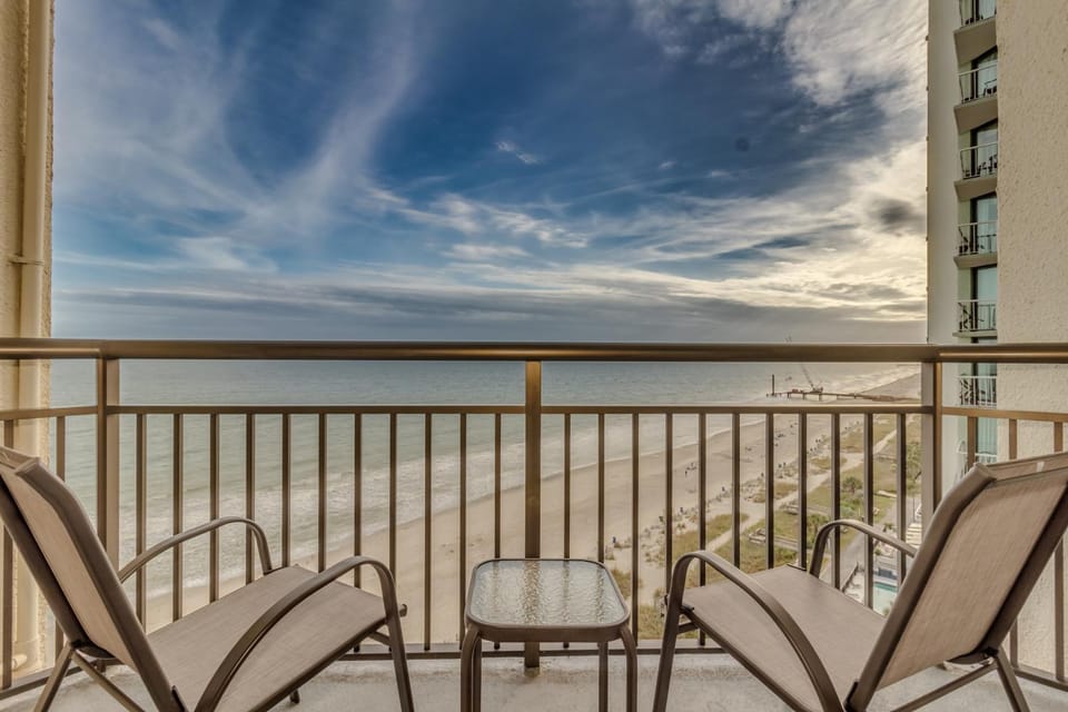 Stunning Oceanfront Studio Suite, Dogs OK! 1228 Apartment in Myrtle Beach