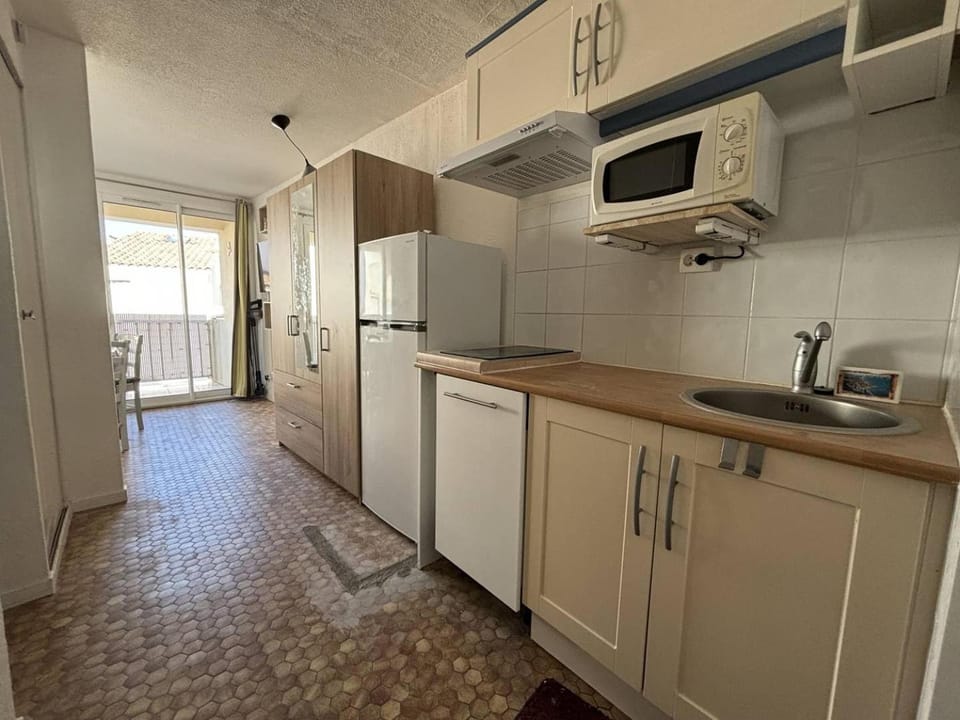 AGREABLE STUDIO CABINE DONNANT SUR TERRASSE AVEC VUE MER Cabin in Agde