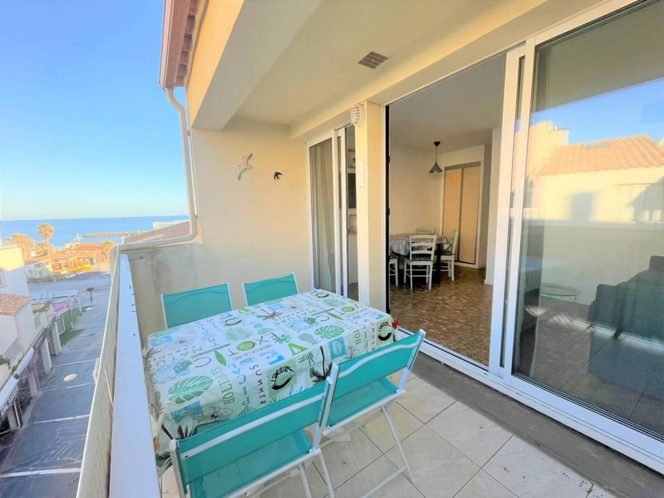 AGREABLE STUDIO CABINE DONNANT SUR TERRASSE AVEC VUE MER Cabin in Agde