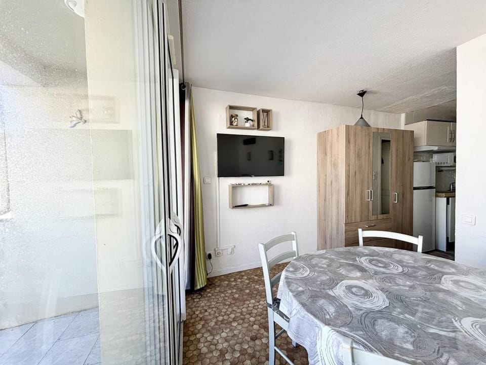 AGREABLE STUDIO CABINE DONNANT SUR TERRASSE AVEC VUE MER Cabin in Agde